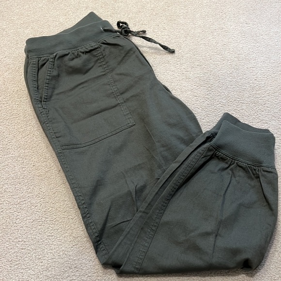 High Rise Pleated Cargo Pants - Picture 7 of 8